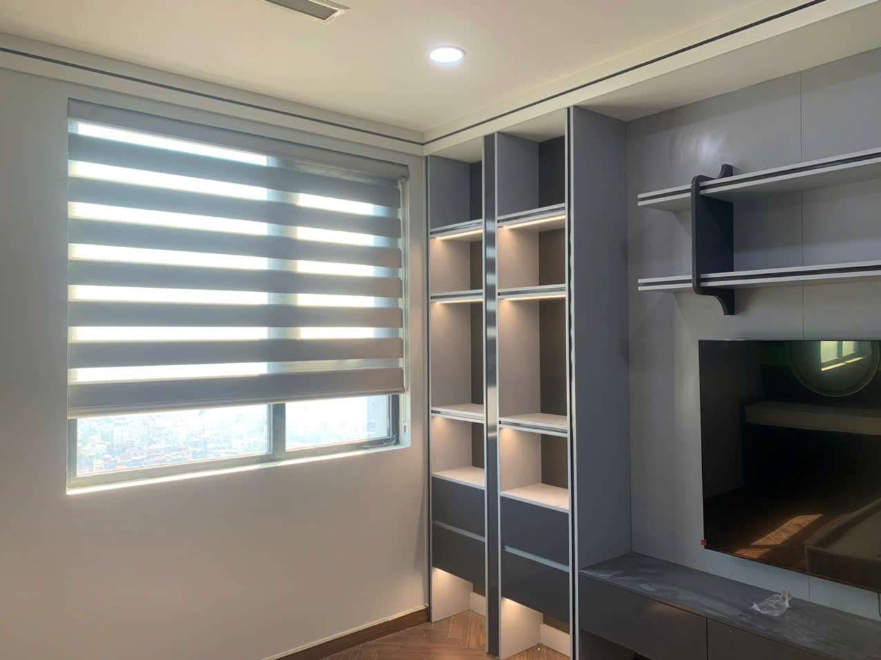 Rèm cầu vồng cửa sổ tại Bạch Mai, Hai Bà Trưng