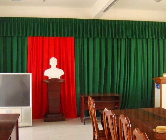 Có nên sử dụng rèm sân khấu hội trường giá rẻ tại Hà Nội