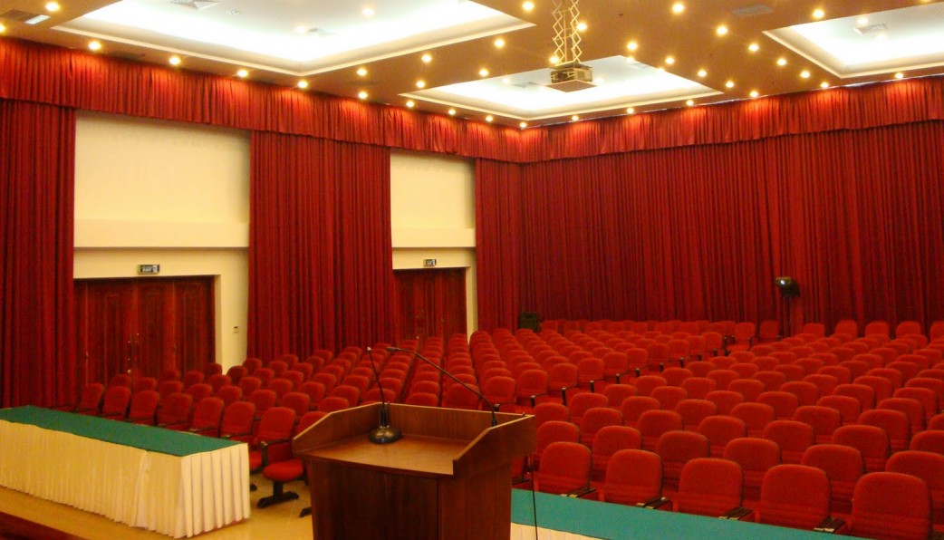 Có Nên Sử Dụng Rèm Hội Trường Giá Rẻ 0975765295