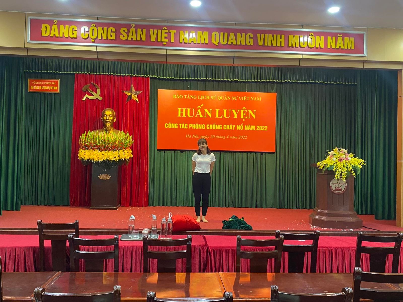 Có nên mua rèm hội trường sân khấu giá rẻ