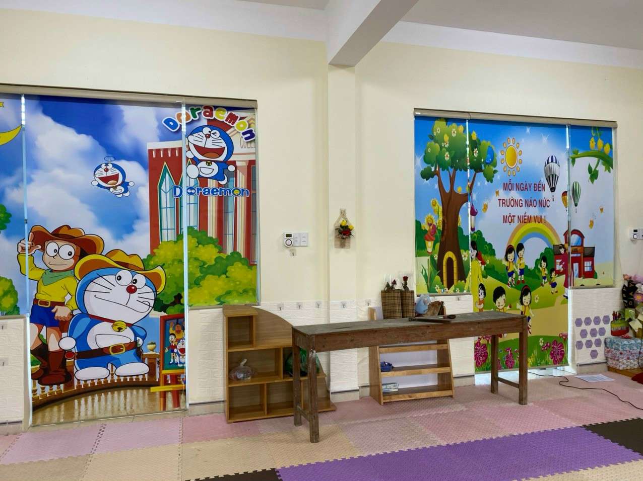 Rèm cuốn in tranh tại trường học